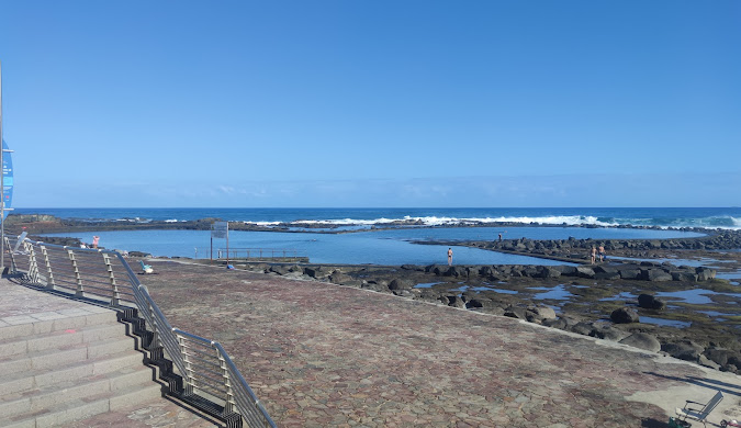 Pokojný deň na pláži s prírodnými&nbsp;bazénikmi